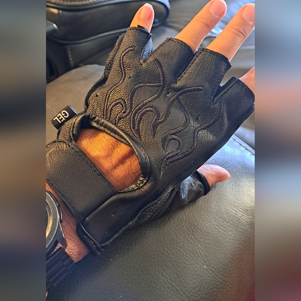 Leather motorcycling riding gloves